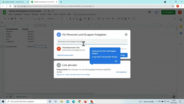 Die Tabelle teilen, indem man auf "Freigeben" klickt und die Google-Konten der anderen Personen hinzufügt.