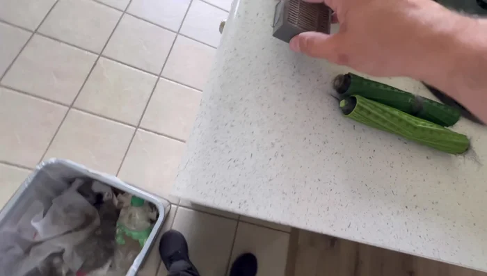 Seitliche Bürsten reinigen: Die Seitlichen Bürsten herausnehmen, Haare/Schmutz entfernen und wieder einsetzen.