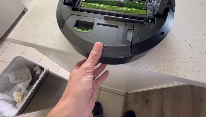 Abdeckung öffnen und ausklopfen: Die Abdeckung öffnen und den darin befindlichen Staub und Schmutz ausschütteln.