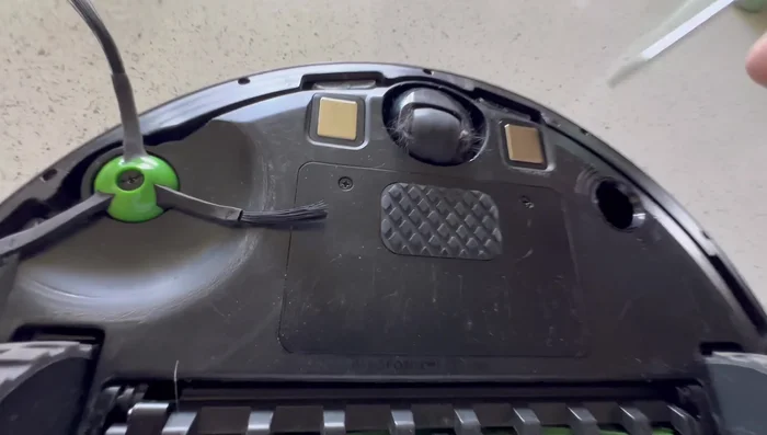 Führungsrad reinigen: Mit einem Flachkopf-Schraubendreher das Führungsrad vorsichtig lösen, reinigen und wieder einsetzen. Dabei darauf achten, dass die Metallstange in der Mitte sitzt.