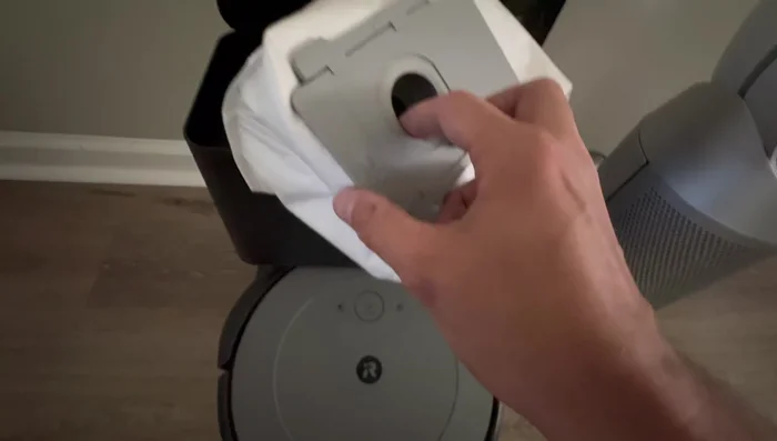 Staubbeutel reinigen (optional): Den Staubbeutel mit einem Staubsauger absaugen, um ihn wiederzuverwenden (Sparmaßnahme).