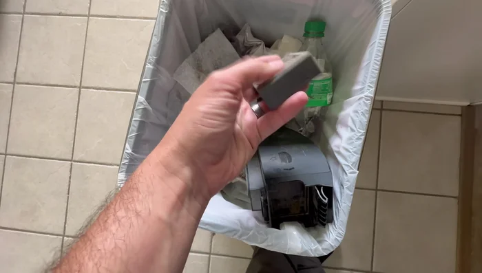 Abdeckung öffnen und ausklopfen: Die Abdeckung öffnen und den darin befindlichen Staub und Schmutz ausschütteln.