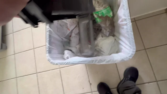 Abdeckung öffnen und ausklopfen: Die Abdeckung öffnen und den darin befindlichen Staub und Schmutz ausschütteln.