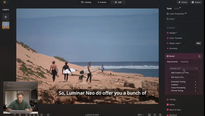 Gehen Sie zur Registerkarte "Kreativ" und wählen Sie unter "Stimmung" einen passenden Look aus. Experimentieren Sie mit verschiedenen Presets, z.B. dem "Filmisch" Look.