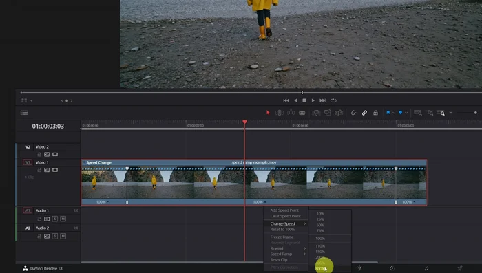 Geschwindigkeit für jeden Abschnitt anpassen, indem man auf den kleinen Pfeil klickt und 'Geschwindigkeit ändern' wählt (z.B. 800% für Beschleunigung, 50% für Zeitlupe).