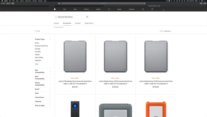 Externe Festplatte am neuen Mac anschließen: Schließen Sie die externe Festplatte mit dem Time Machine Backup an Ihren neuen Mac an. Bei Bedarf einen USB-Adapter verwenden.
