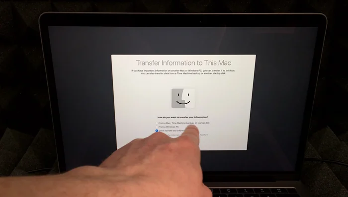 Datenübertragung: Wählen Sie die Daten, die Sie übertragen möchten (Apps, Dokumente etc.). Klicken Sie auf „Weiter“, geben Sie Ihr Passwort ein, und warten Sie, bis die Datenübertragung abgeschlossen ist.