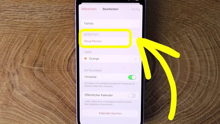 Kalender teilen: Auf das kleine „i“ tippen, „Geteilt mit“ auswählen und Personen (mit iCloud-Account) hinzufügen.