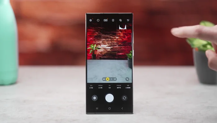 App starten und spezielle Funktionen wie Mehrfachbelichtung oder Astrofoto nutzen (Hilfvideos verfügbar).
