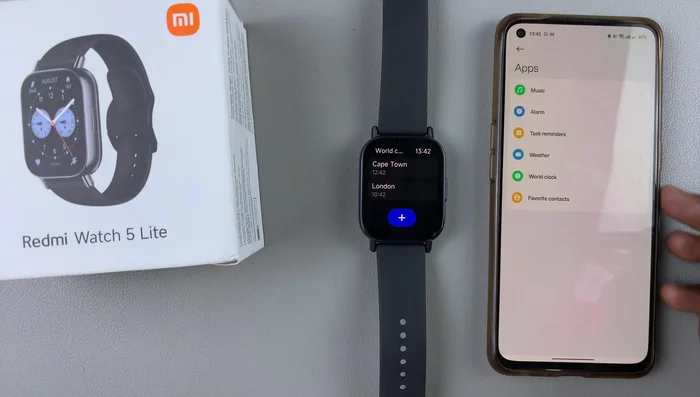 Auf „Apps“ tippen, dann auf „Weltzeituhr“.