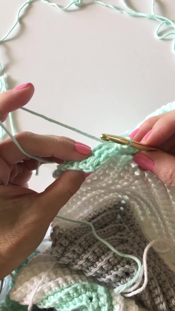 Ziehen Sie dann durch alle drei Schlaufen auf Ihrer Nadel.