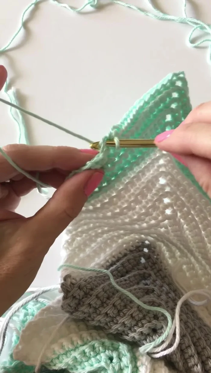 Ziehen Sie dann durch alle drei Schlaufen auf Ihrer Nadel.