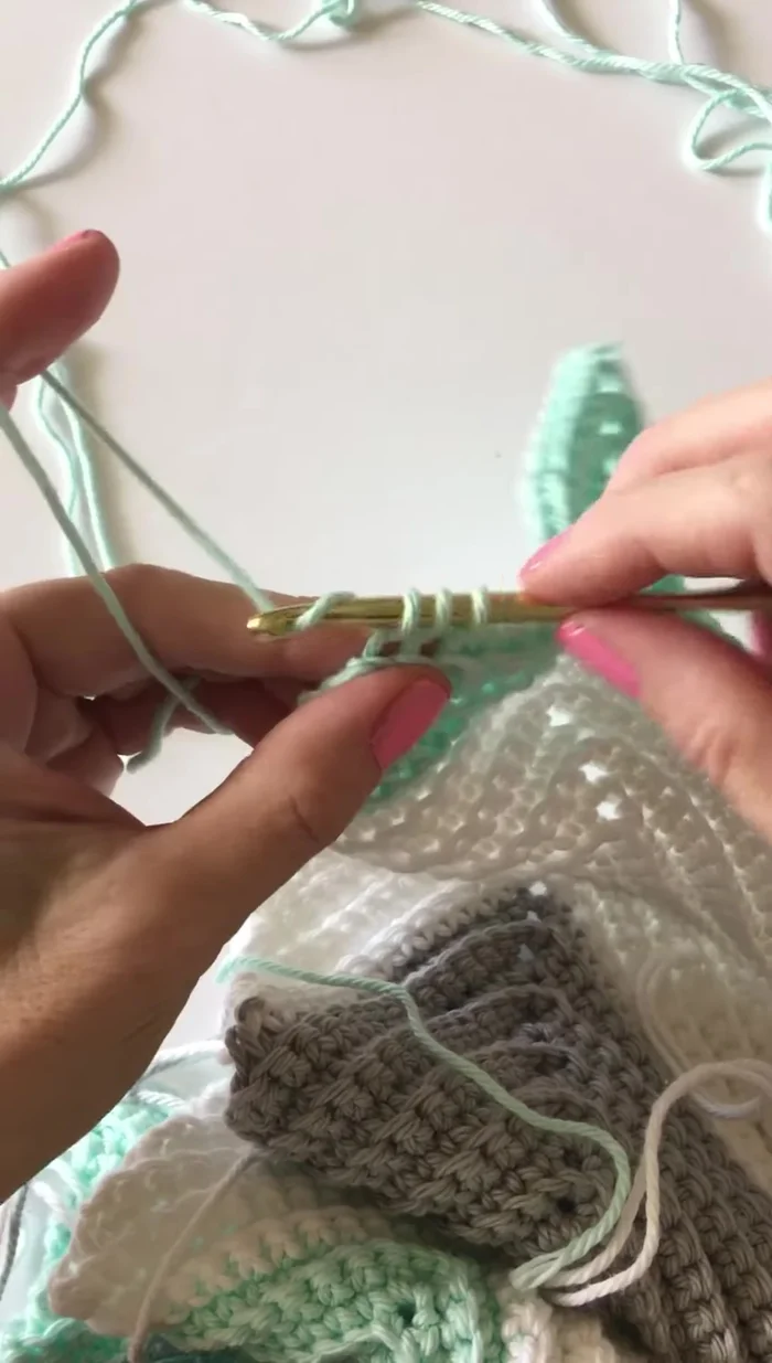 Ziehen Sie dann durch alle drei Schlaufen auf Ihrer Nadel.