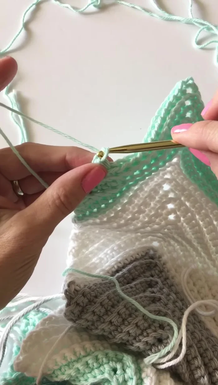 Eine Luftmasche häkeln und die Arbeit wenden.