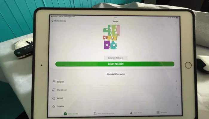 Staubbehälter leeren (bei kompatibler Basisstation).