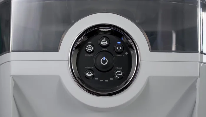 Alternative: Manuelle Bedienung am Gerät: Der Futterroboter kann auch ohne die App über das Bedienfeld gesteuert werden.