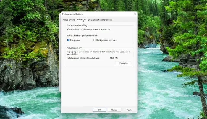 Deaktivieren Sie "Auslagerungsdateigröße für alle Laufwerke automatisch verwalten". Wählen Sie "Benutzerdefinierte Größe" und geben Sie den empfohlenen Wert für die anfängliche und maximale Größe ein.
