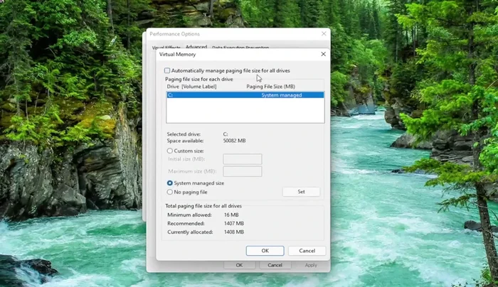 Deaktivieren Sie "Auslagerungsdateigröße für alle Laufwerke automatisch verwalten". Wählen Sie "Benutzerdefinierte Größe" und geben Sie den empfohlenen Wert für die anfängliche und maximale Größe ein.