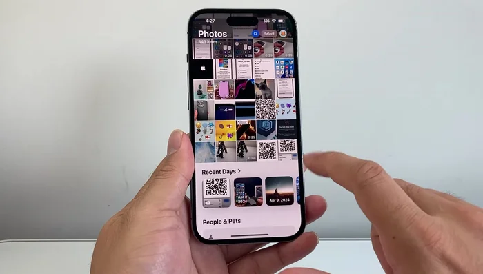 Öffnen Sie die Fotos-App, und tippen und halten Sie den Screenshot des QR-Codes lang, um ihn in Safari oder einem anderen Browser zu öffnen.