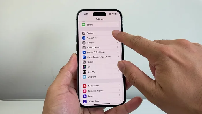 Gehen Sie zu „Einstellungen“ > „Allgemein“ > „Sprache & Region“. Stellen Sie sicher, dass „Live Text“ aktiviert ist.