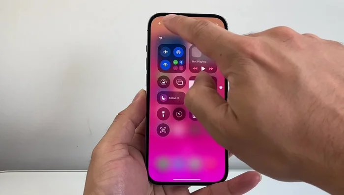 Suchen Sie nach dem QR-Code-Scanner-Symbol und fügen Sie es hinzu.
