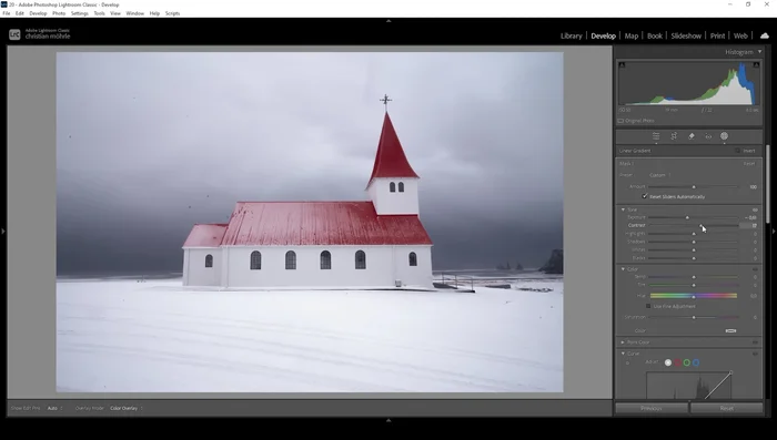 Hintergrund bearbeiten: Belichtung reduzieren, Kontrast und Klarheit erhöhen, um den Himmel dramatischer zu gestalten. Temperatur reduzieren, um die dunklen Wolken kälter wirken zu lassen.