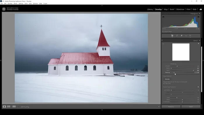 Schärfung und Bildbereinigung: Details und Schärfe erhöhen, wobei eine Maskierung verwendet wird, um nur die gewünschten Bereiche zu beeinflussen. Linsenverzerrung korrigieren, Bild zuschneiden und Sensorflecken entfernen.